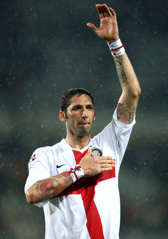 队记：鹈鹕不会草率地接受锡安报价，交易或要等到明年休赛期（随队记者：鹈鹕对锡安报价不急于拍板，交易或将推迟至明年休赛期）