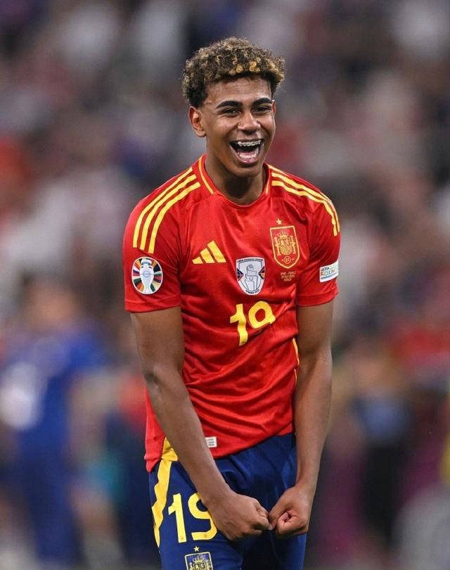 莱万：我经常带伤上场，肋骨骨折也硬撑；不着急决定未来（莱万称常带伤上阵，肋骨骨折也咬牙坚持；对未来暂不急于决定）