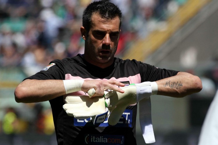 深圳男篮逆转广东王薪凯表现出色（深圳男篮完成逆转击败广东，王薪凯表现抢眼）