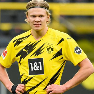 感受土超的气氛，埃德森在伊斯坦布尔德比中遭球迷投掷塑料杯（土超氛围拉满：伊斯坦布尔德比中埃德森遭球迷掷塑料杯）