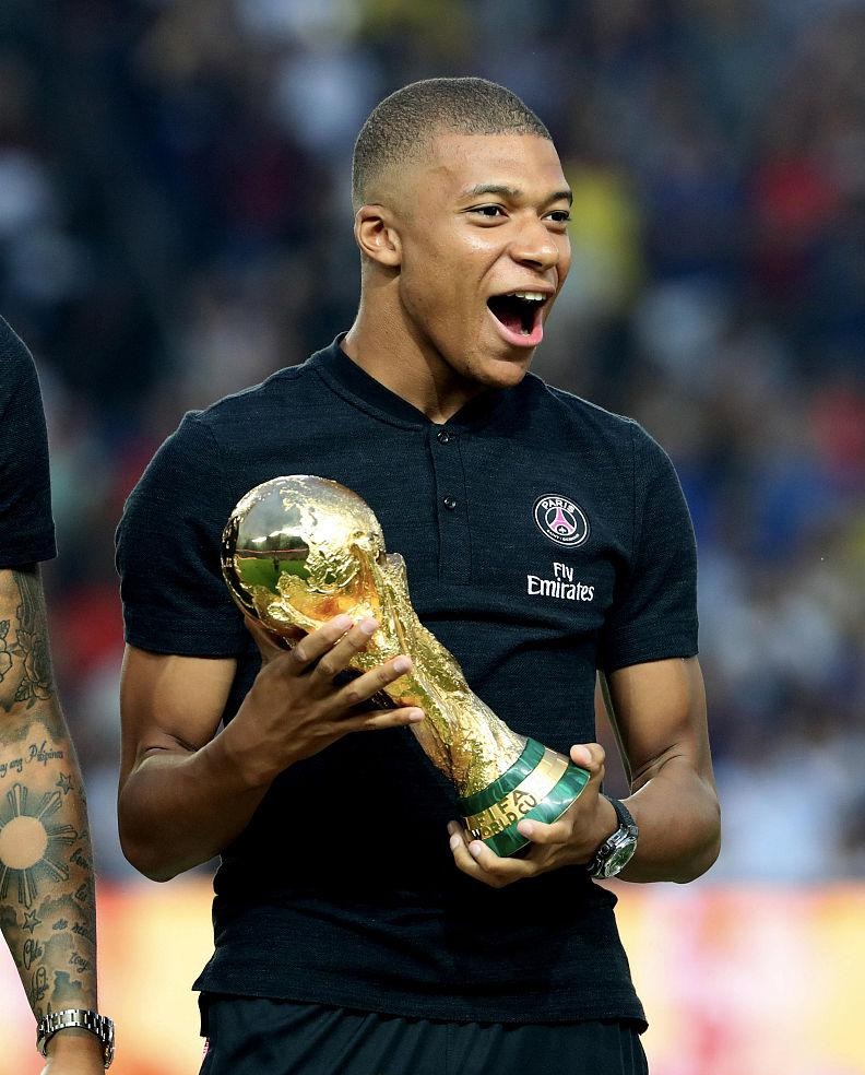 生猛！21岁小将替补梅开二度，后脚跟写意破门+戏耍裤袜（凶猛爆发！21岁新星替补双响，后脚跟潇洒破门+戏耍裤袜）