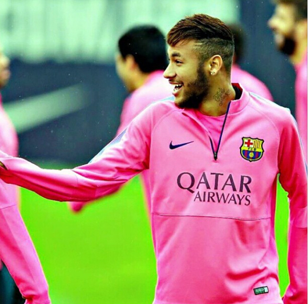 致敬球队传奇，多特官方商城为球迷免费印11号罗伊斯（多特致敬传奇：官方商城为球迷免费印制罗伊斯11号）