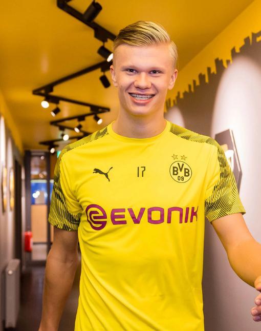 铜梁龙祝贺海港三连冠：你们展现了王者之师应有的底蕴与风范（铜梁龙贺海港三连冠：王者底蕴与风范尽显）