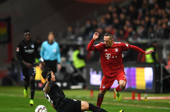 关键回合他站出来稳住一切（紧要关头他出面稳住全局）