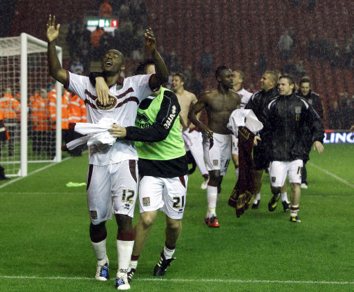 全北现代2-1光州捧杯，大田韩亚、浦项铁人、江原获亚冠资格（全北现代2-1击败光州加冕，大田韩亚、浦项铁人、江原锁定亚冠名额）